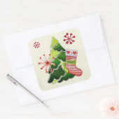 Weihnachtsbaum und Strumpf Whimsey Quadratischer Aufkleber (Umschlag)