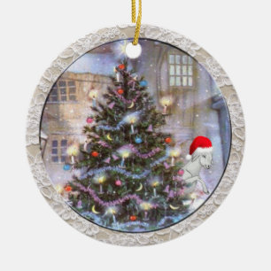 Weihnachtsbaum und Ziege in Weihnachtsmannmütze Keramikornament