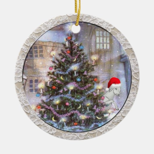 Weihnachtsbaum und Ziege in Weihnachtsmannmütze Keramikornament (Vorne)