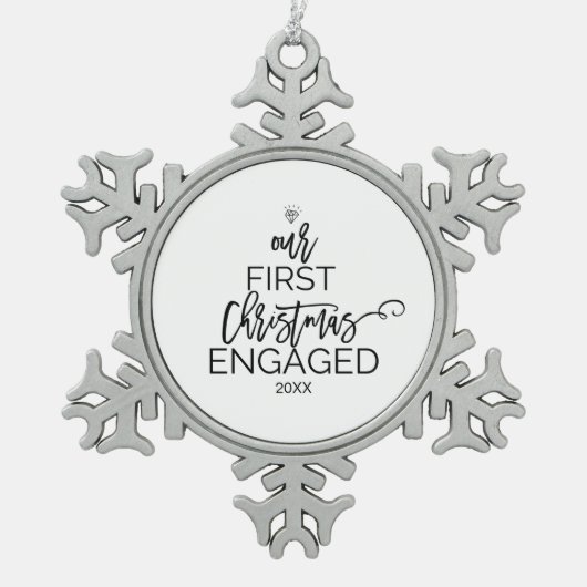 Weihnachtsbaum Unser erstes Weihnachtsfest Verlobt Schneeflocken Zinn-Ornament (Vorderseite)
