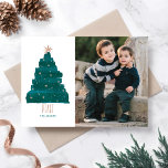 Weihnachtsbaum Weihnachtsfotokarte Feiertagskarte<br><div class="desc">Das moderne Design besticht durch einen malerischen Weihnachtsbaum mit künstlerischen Pinselstrichen. Der Backer hat ein subtiles Kiefernmuster und einen strukturierten grünen Hintergrund.</div>