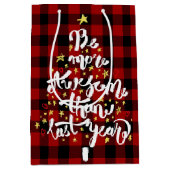 Weihnachtsbaumangebot auf Buffalo Kariert Mittlere Geschenktüte (Vorderseite)