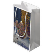 Weihnachtsbäume in der Nacht Kleine Geschenktüte (Vorderseite Schrägansicht)