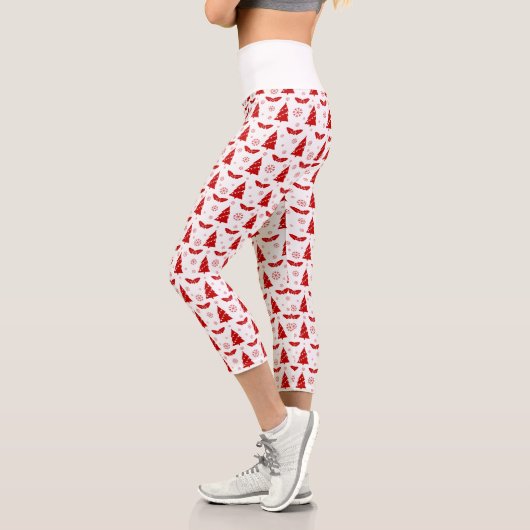 Weihnachtsbäume, Mistletos und Schneeflocken Capri Leggings (Links)