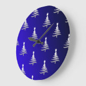 Weihnachtsbäume Silber auf Cobalt Blue Große Wanduhr (Winkel)