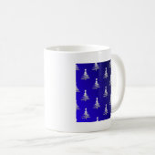 Weihnachtsbäume Silber auf Cobalt Blue Kaffeetasse (VorderseiteRechts)