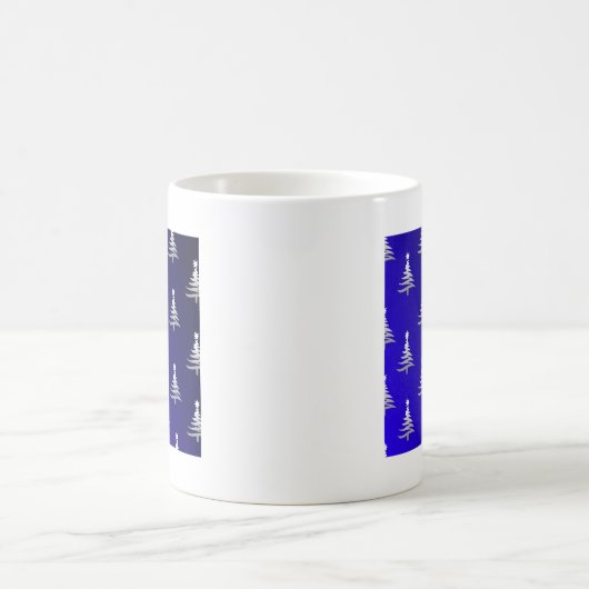 Weihnachtsbäume Silber auf Cobalt Blue Kaffeetasse (Mittel)