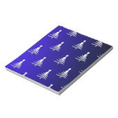 Weihnachtsbäume Silber auf Cobalt Blue Notizblock (Rotiert)