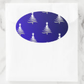 Weihnachtsbäume Silber auf Cobalt Blue Ovaler Aufkleber (Tasche)
