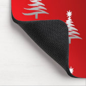 Weihnachtsbäume Silber auf Rot Mousepad (Ecke)