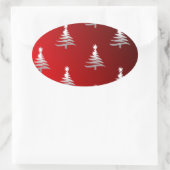 Weihnachtsbäume Silber auf Rot Ovaler Aufkleber (Tasche)