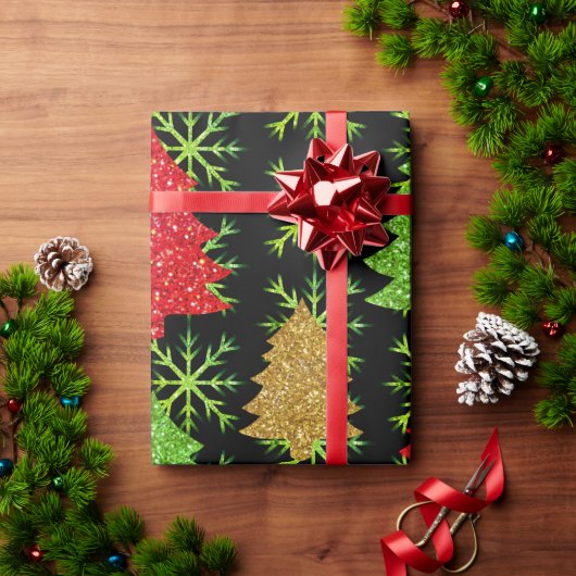 Weihnachtsbäume und goldene Schneeflocken für den Geschenkpapier (Feiertagsgeschenk)