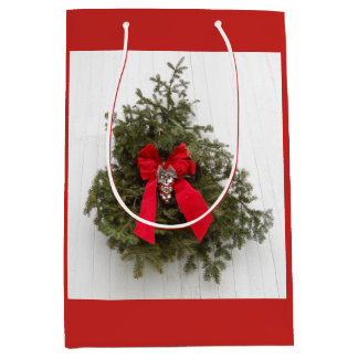 Weihnachtsbäume und Kiefernbaum im Stall Mittlere Geschenktüte