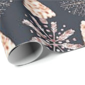 Weihnachtsbäume und Schneeflocken Schwarze Weihnac Geschenkpapier (Rolleneckpunkt)