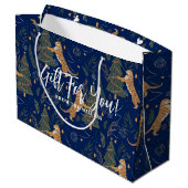 Weihnachtsbäume und Tiger dunkelblauer Hintergrund Große Geschenktüte (Rückseite Schrägansicht)