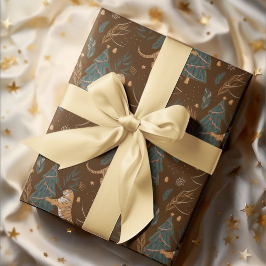 Weihnachtsbäume und Tiger-Muster brauner Hintergru Geschenkpapier