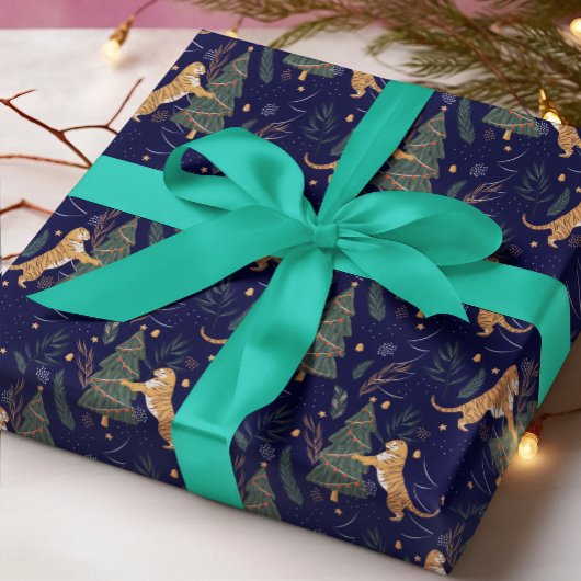 Weihnachtsbäume und Tigermuster Geschenkpapier