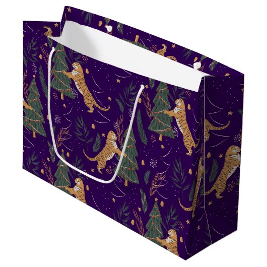 Weihnachtsbäume und Tigermuster Große Geschenktüte (Vorderseite Schrägansicht)