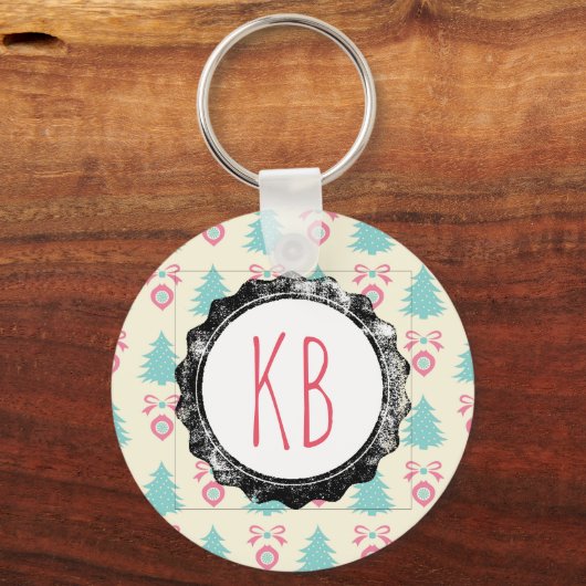 Weihnachtsbaumen, Bows & Baubles Muster Monogramm Schlüsselanhänger (Vorderseite)