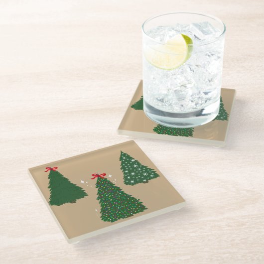 Weihnachtsbaummuster aus festem Tan Glasuntersetzer (Schrägansicht)