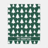 Weihnachtsbaummuster und Text in Grün und Weiß Fleecedecke (Vorderseite)