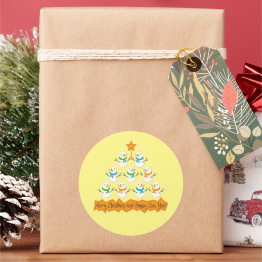Weihnachtsbaumpyramide aus Weihnachtsschneemännern Runder Aufkleber (Feiertag)
