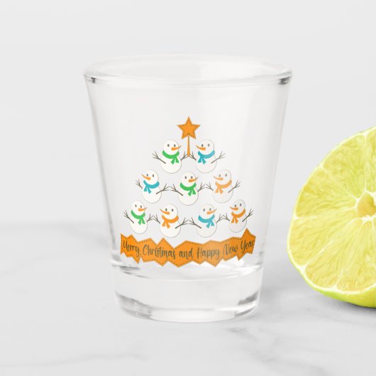 Weihnachtsbaumpyramide aus Weihnachtsschneemännern Schnapsglas (Vorderseite)