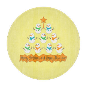 Weihnachtsbaumpyramide aus Weihnachtsschneemännern Schneidebrett