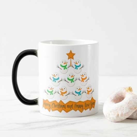 Weihnachtsbaumpyramide aus Weihnachtsschneemännern Verwandlungstasse (Mit Donut)