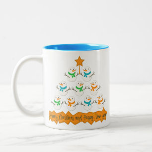 Weihnachtsbaumpyramide aus Weihnachtsschneemännern Zweifarbige Tasse