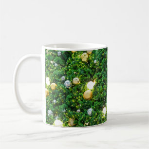 Weihnachtsbaumschmuck Hintergrund. vintage Gol Kaffeetasse