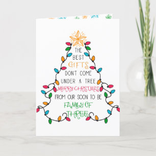 Weihnachtsbaumtypografie bald zu Familie von 3 Feiertagskarte