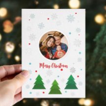 Weihnachtsbaumwald und Schneeflocken