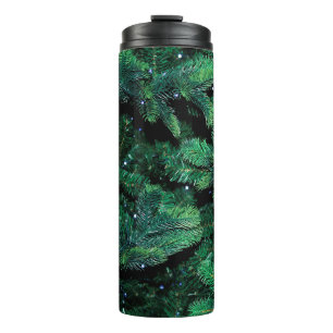 Weihnachtsbaumzweige, die Kiefer säumen Thermosbecher