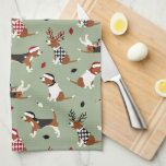 WeihnachtsBeagles Grünes Küchentuch<br><div class="desc">Niedliche Beagles in festlichen Outfits,  Weihnachtsmannmützen und Raute Pullover mit verstreuten Weihnachtsschmuck auf grünem Hintergrund.</div>