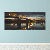 Weihnachtsbeleuchtung auf der Donaubrücke. Leinwanddruck (Insitu (Holzboden))