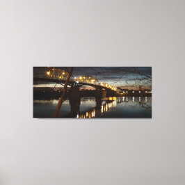 Weihnachtsbeleuchtung auf der Donaubrücke. Leinwanddruck