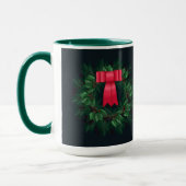 Weihnachtsberries und Kiefernzweige Wreath Latte Tasse (Links)