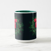 Weihnachtsberries und Kiefernzweige Wreath Latte Tasse (Zentrum)