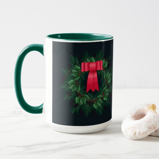 Weihnachtsberries und Kiefernzweige Wreath Latte Tasse (Mit Donut)