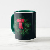 Weihnachtsberries und Kiefernzweige Wreath Latte Tasse (Vorderseite Links)