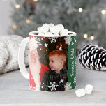 Weihnachtsbesuch zwei Fotocollage Weihnachtsweihna Kaffeetasse<br><div class="desc">Personalisieren Sie diesen festlichen Weihnachtskaffee oder heiße Kakao-Tasse mit zwei Lieblings-Fotos und individuellem "Weihnachtsbesuch"   Jahr Text. Das Design zeichnet sich durch ein weißes Winterschneeflockenmuster aus. Jägergrüne Hintergrundfarbe kann so angepasst werden,  dass sie mit Ihrem Foto abgestimmt wird.</div>