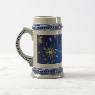 Weihnachtsblauer Hintergrund mit goldenen Schneefl Bierglas