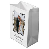 Weihnachtsbow | Schwarz-Weiß-Foto-Rahmen Mittlere Geschenktüte (Rückseite Schrägansicht)