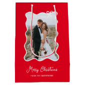 Weihnachtsbow | Wavy Red and White Foto Frame Mittlere Geschenktüte (Rückseite)