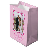 Weihnachtsbow | Weichtrosa Foto Mittlere Geschenktüte (Rückseite Schrägansicht)