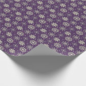 Weihnachtsbrombeerlila Schneeflocke-Muster Geschenkpapier (Ecke)