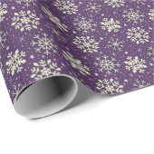 Weihnachtsbrombeerlila Schneeflocke-Muster Geschenkpapier (Rolleneckpunkt)
