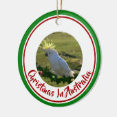 Weihnachtscockatoo auf der dekorierten Kiefernzwei Keramik Ornament (Links)
