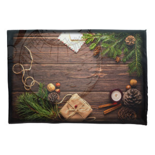 Weihnachtsdekoration mit Holz und Kiefer Kissenbezug